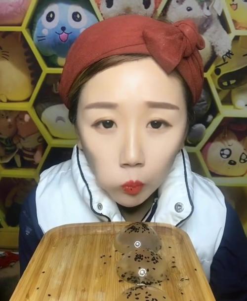 吃冰小妹又开吃空心冰了,大口吃的脆脆的,凉凉的,超级