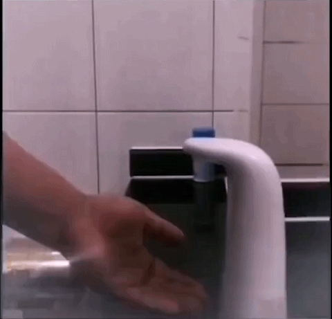 爆笑gif,我亲爱的爹地,坐在这里干什么?累了就下来躺会!