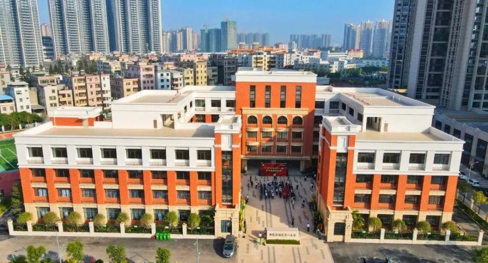 学校外观设计上,以砖红搭配白色,十分亮眼.