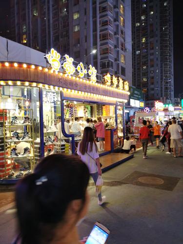 吉祥夜市的喧嚣灯火通明
