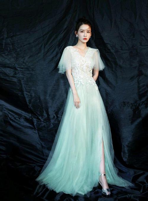 李沁央视端午晚会look,薄纱设计的曼妙长裙更增一抹