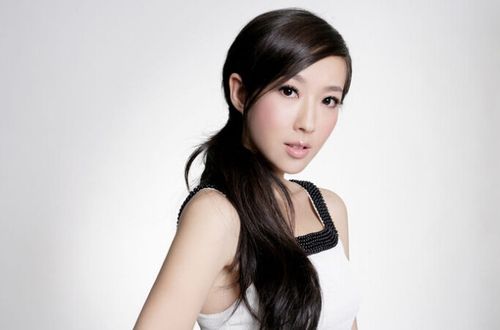金丰所饰演的"班花"孙玉梅是一个很有张力也很复杂的角色,她在十年的
