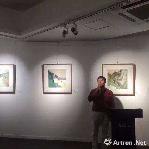 开幕式现场主办方东街六号美术馆馆长,同为画家的徐 恒先生亲自担纲