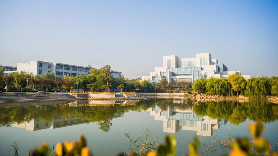 一到秋天,临沂大学就美得不像话!