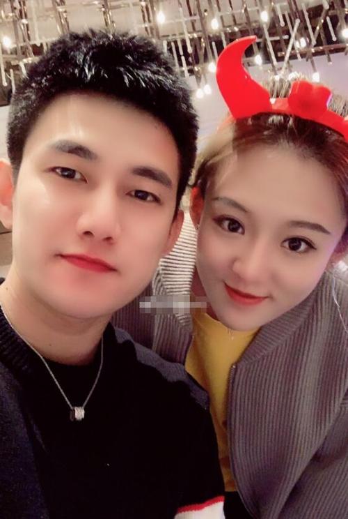 稳baby穿印有"蛤蟆"图案t恤 阿哲说这是不尊重ow要卖掉她