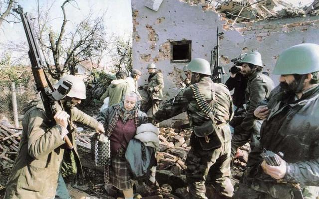 南斯拉夫解体,死得最壮烈的将军,面对西方审判,当庭自杀身亡