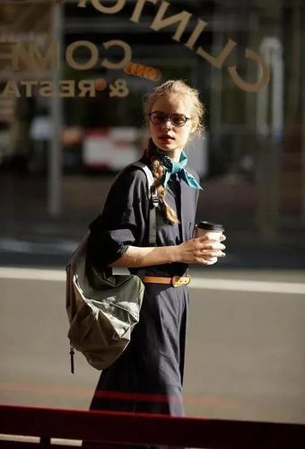 简单颜色和简单款式的衣服去搭配鲜艳颜色或者是带有图案的丝巾,协调