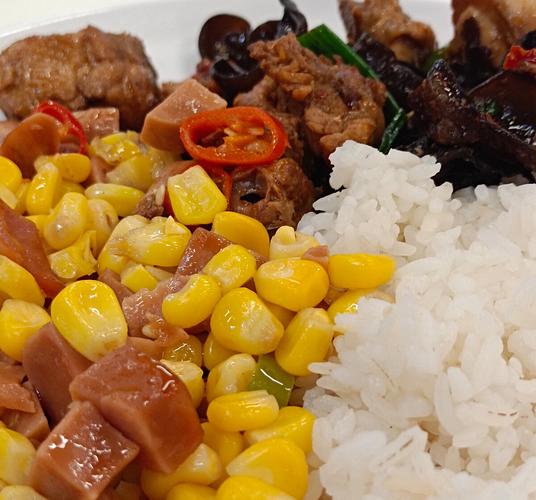 食堂饭菜火腿肠炒玉米粒配鸡肉炒木耳学校食堂实拍