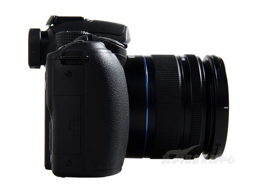 图为:三星nx10侧面展示