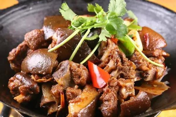 主要有生狗肉,原煲狗肉,清蒸狗肉,红烧狗肉,爆炒狗肉,狗肉九子,狗肉羹