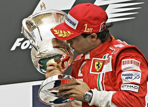 图文:[f1]巴林大奖赛正赛 马萨亲吻冠军奖杯-搜狐赛车