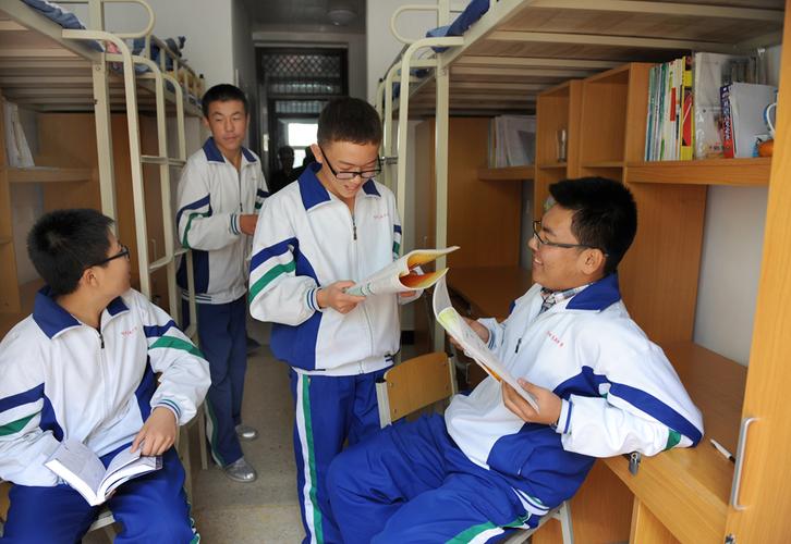 2014年10月23日,高新完全中学冯天泽(右一)等4位同学在宿舍里聊天.