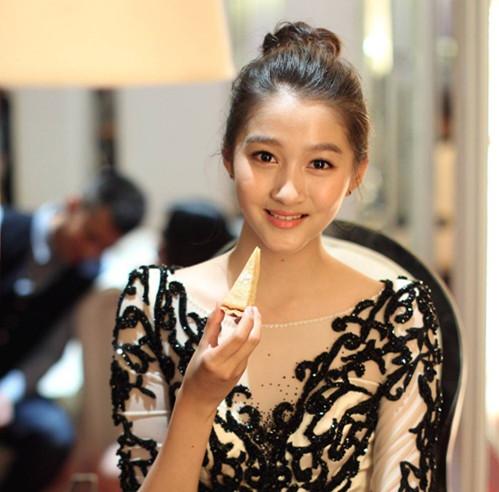 【图】揭秘关晓彤家庭资料 出生于艺术世家4岁半出道