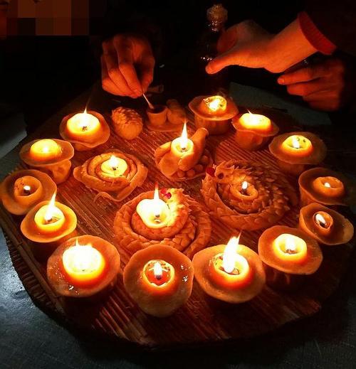 元宵节的灯光是吉祥之光,能驱妖辟邪祛病,因此正月十五点面灯就是宝