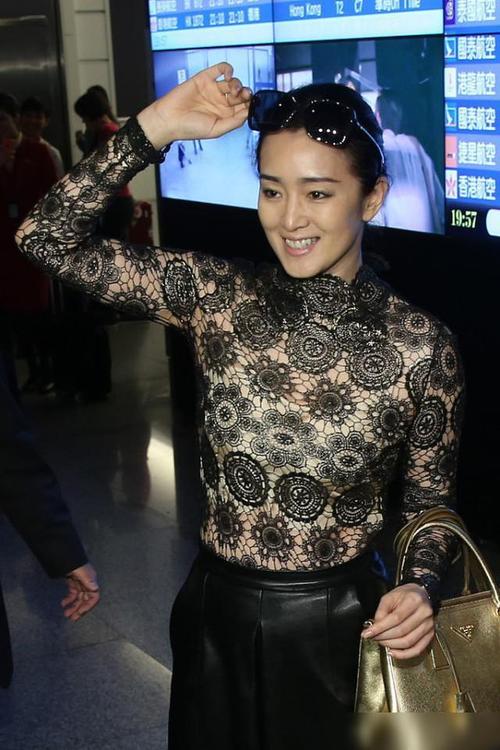 巩俐的衣品一直很奇怪,穿的衣服又紧又透的,太瘦了都不敢试