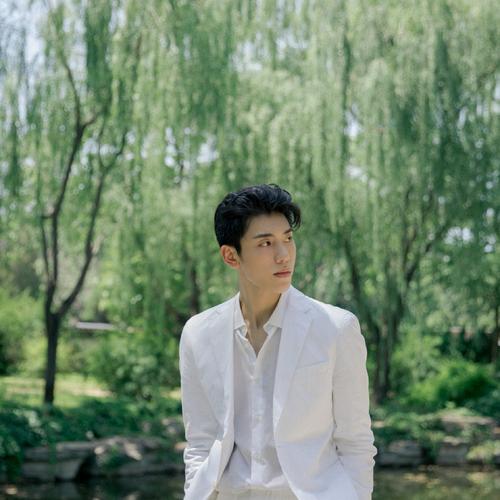 酷帅bro王子异24岁生日快乐他是优秀的唱作人