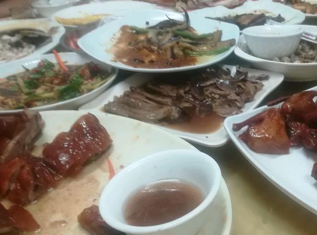 约朋友到饭店聚餐,朋友临时有事不能到,剩很多菜,看我怎么处理