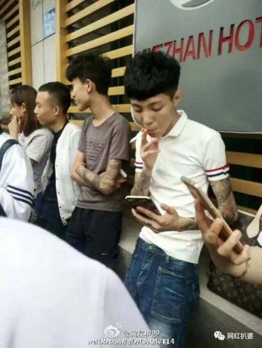 "快手一姐"99年的黑暗萝莉大美满背纹身,烟不离手,已育有一女