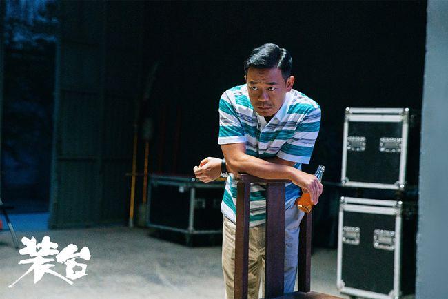 在《装台》这部剧里,孙浩既是小人物"铁扣"的扮演者,也是《装台》片头