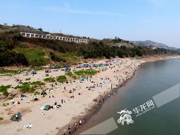 视频| 重庆"大尔代夫"走红 大渡口区牛栏坝沙滩人气爆棚