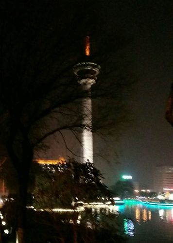 南通电视塔,与东方明珠有几分相似,屹立在濠河岸边.