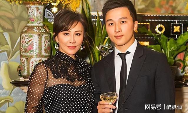 刘兆恩被刘嘉玲认作干儿子与千亿富三代郑志刚搂肩拍照