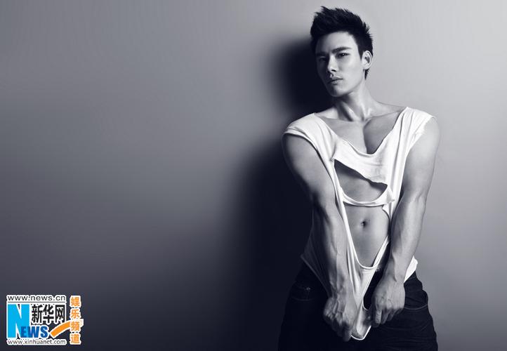 高清:丁汇宇黑白写真曝光 扯破衣服露性感胸肌