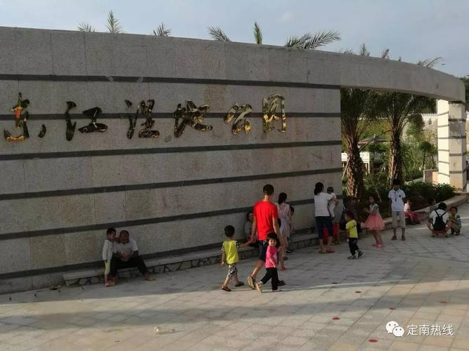 7月9日,有热心市民致电定南热线,称定南东江湿地公园数百盏灯白天亮起