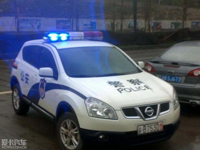 一转身,居然看到一辆逍客的警车,幸会啊