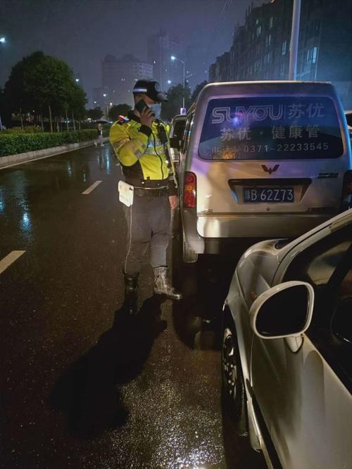 开封市交警六大队夜晚开展重点路段交通秩序整治专项行动