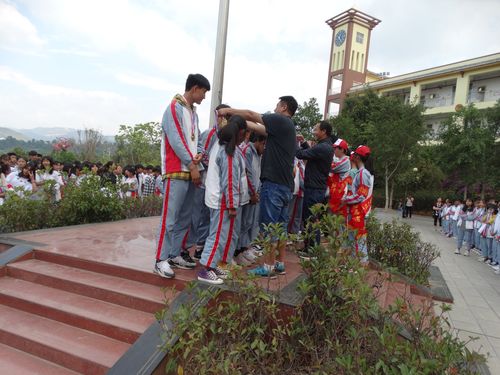 苍山西镇初级中学五.四篮球赛颁奖仪式