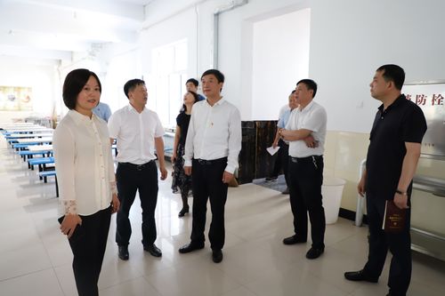 铁力市政府市长陈岩一行到市一中慰问一线教师