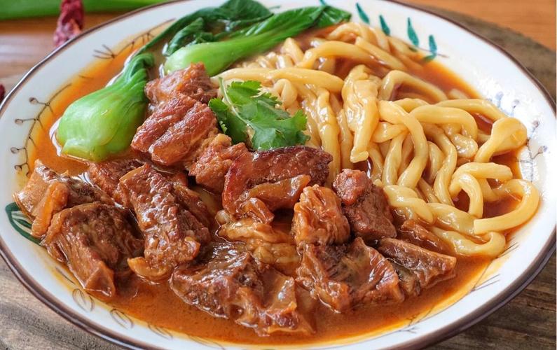 超级大块牛肉的香辣牛肉面 汤汁浓稠 面条超级好吃