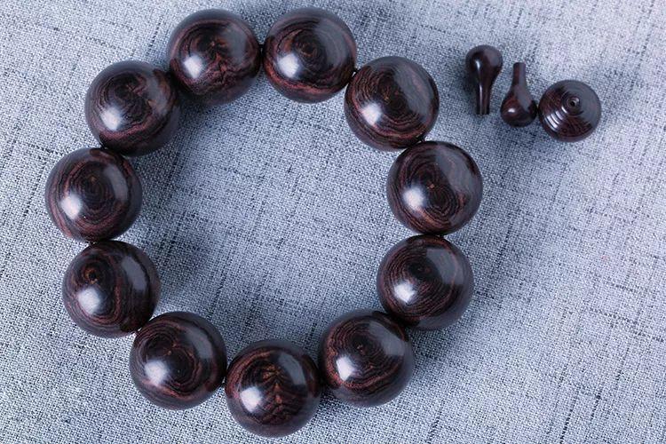 看完整体手串的效果后,我们在单独看每颗珠子,黄花梨的每颗珠子的花纹