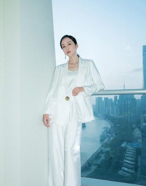 韩雪最近发布的一组照片中,她穿着一条印花的长款连衣裙,无论是版型