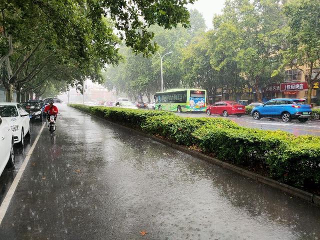 正文申请入驻> 然后吃完饭了,准备拿着东西回去,没想到天下了超大暴雨