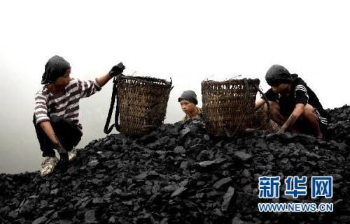 矿区孩子拾煤渣贴补家用 "黑色"引网友围观落泪