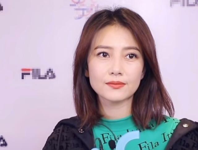 原创高圆圆活动生图曝光,42岁厚重滤镜难掩美貌,采访也忍不住提老公