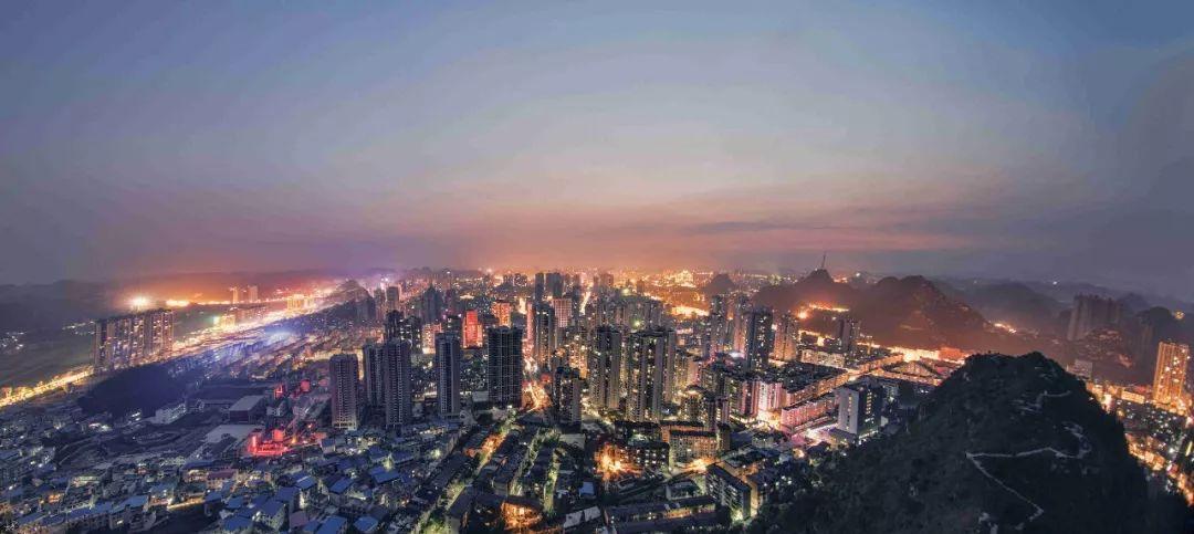 你可以在夜晚到驼宝山上欣赏安顺的夜景.