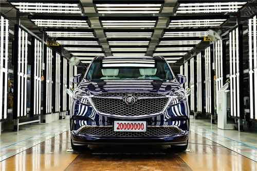 上汽通用汽车第2000万辆——全新一代别克gl8 avenir艾维亚四座尊礼版