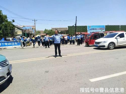 实拍曹县这些学校门口发生的一幕