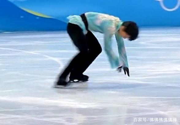 羽生结弦挑战极限动作!赛场连摔两跤头朝地,鞠躬致意抚摸冰面