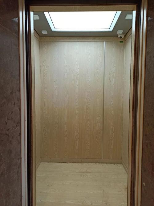 电梯里面还装着防护板,这是预防搬运东西时在电梯内壁留下划痕,估计