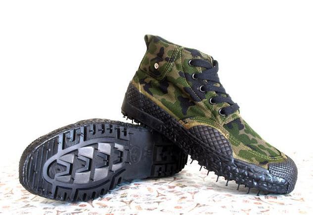 施工员建议穿劳保鞋,防滑防刺更安全