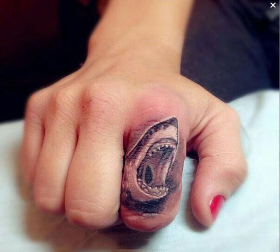 巨口大开手指个性鲨鱼纹身图案