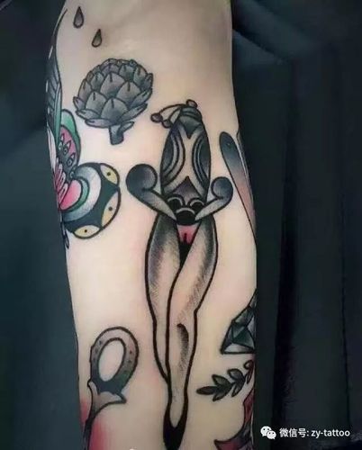 这个姑娘从厌恶刺青到满身通体,只用了四年时间.