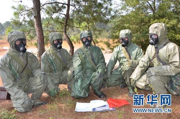 成都军区某防化团野外训练注重战术研究(组图)