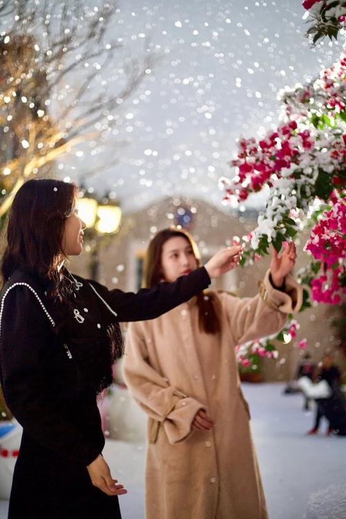 雪人和座椅,薄雪下的红色电话亭和邮筒,堆满鲜花的复古自行车……层