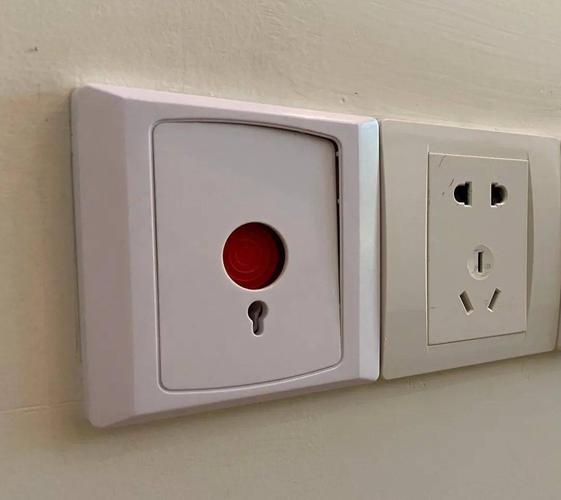 入口处选用灯饰品牌罗格朗一键断电控制开关,在你回家的第一时间,便可