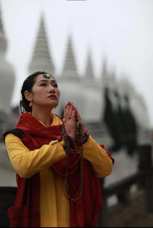 虔诚祈祷的美女